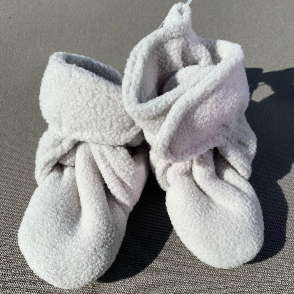 Luvable Friends booties 12M-18M